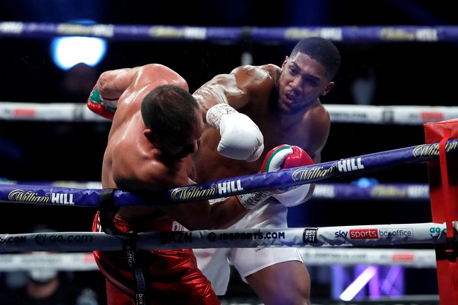 Anthony Joshua (desno) je decembra lani nokavtiral Bolgara Kubrata Puleva. FOTO: Andrew Couldridge/Reuters