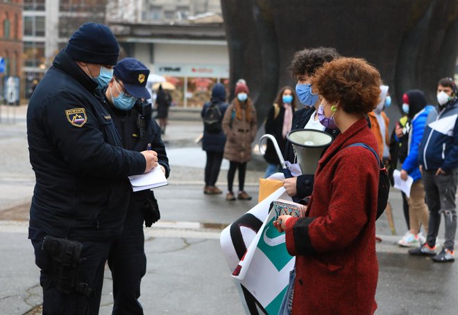 Protest v Mariboru se je za dijake končal z globami in pozivi na sodišče. FOTO: arhiv Dela