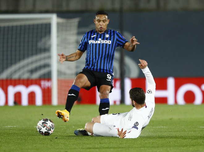 Atalantin strelec Luis Muriel je v napadu dobil prednost pred Duvanom Zapato. FOTO: Juan Medina/Reuters