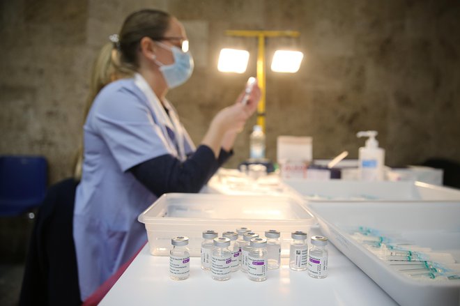Vlada je stavila na cepivo AstraZenece. FOTO: Leon Vidic/Delo