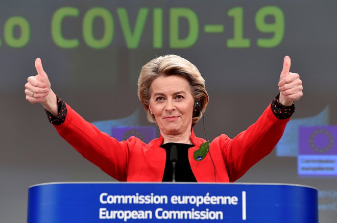 V evropski komisiji, ki jo vodi Ursula von der Leyen, optimistično napovedujejo, da bo na začetku poletja cepljen že velik del odraslih Evropejcev. FOTO: John Thys/Reuters