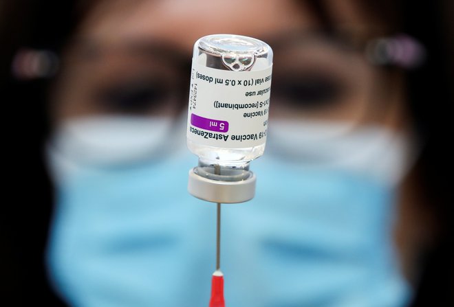 Ni dokazov, da bi bilo cepivo AstraZenece nevarno. FOTO: Yves Herman/Reuters