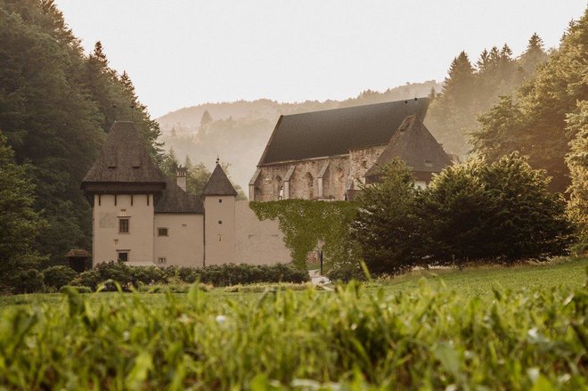 Takšen bo pogled na Žičko kartuzijo, ko bo izvedena pomična streha na cerkvi sv. Janeza Krstnika. Fotovizualizacija: Medprostor