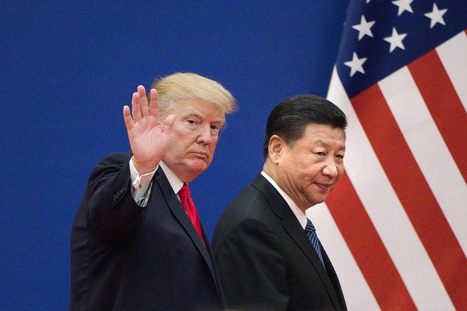 Trgovinska vojna med ZDA in Kitajsko, ki jo je začel Donald Trump, se bo močno razplamtela z vključitvijo EU.&nbsp;FOTO: Nicolas Asfouri/AFP