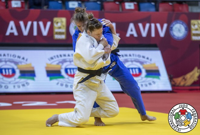 Tina Trstenjak (v belem kimonu) je v nedavnem zgodovinskem prvem slovenskem finalu na turnirjih za grand slam v Tel Avivu po hudem boju premagala Andrejo Leški. FOTO: Gabriela Sabau/IJF