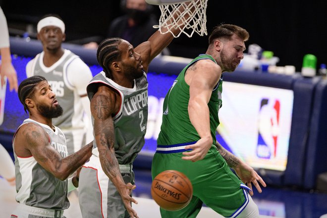 Luka Dončić je uprizoril šov in dal lekcijo tudi zvezdniku LA Clippers Kawhiju Leonardu. FOTO: Jerome Miron/Usa Today Sports