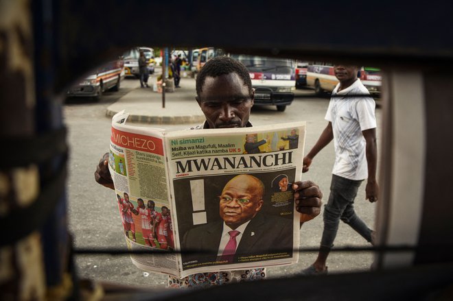 Smrt predsednika Johna Magufulija je zaznamovala naslovnice časopisev v Tanzaniji. FOTO: AFP