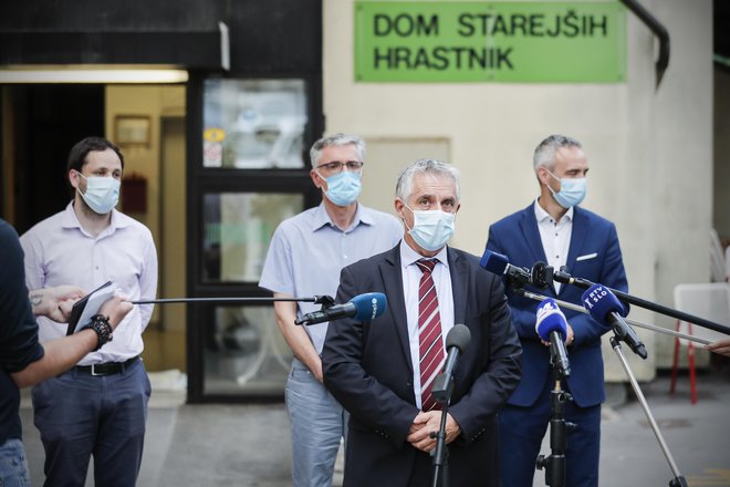 Marko Funkl, župan Hrastnika, Drago Kopušar, direktor Doma starejših Hrastnik, Tomaž Gantar, minister za zdravje, in Janez Cigler Kralj, minister za delo, družino, socialne zadeve in enake možnosti, med obiskom Doma starejših Hrastnik julija 2020. FOTO: Uroš Hočevar/Delo