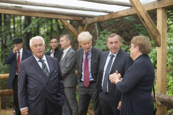 Rusija je zaradi nihanje vrednost rublja zahteven trg. Vendar pa je to največji posamični trg Krke in predsednik uprave farmacevta <strong>Jože Colarič</strong> (drugi z desne) je tudi zato reden gost spominske slovesnosti pri Ruski kapelici. FOTO: Jure Eržen/Delo