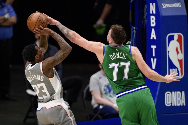 Luka Dončić se je trudil dokazati tudi v obrambi in blokiral met Louja Williamsa. FOTO: Jerome Miron/USA Today Sports