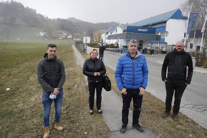 Z zaprtjem slovenjgraškega obrata proizvajalca avtomobilskih sedežev Adient bo delo izgubilo 430 zaposlenih. Na fotografiji z leve: Igor Hovnik, Jolanda Lašič, Bojan Rošer in Jaka Šilak.<br />
FOTO: Leon Vidic/Delo