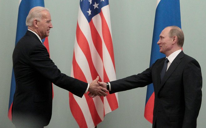 Joe Biden (levo) in Vladimir Putin si po zadnjih obtožbah najbrž še lep čas ne bosta segla v roke. FOTO: Alexander Natruskin/Reuters