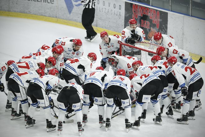 Jeseniški hokejisti so potrdili drugo mesto in s tem prednost domačega ledu v morebitnem polfinalu. FOTO: Uroš Hočevar