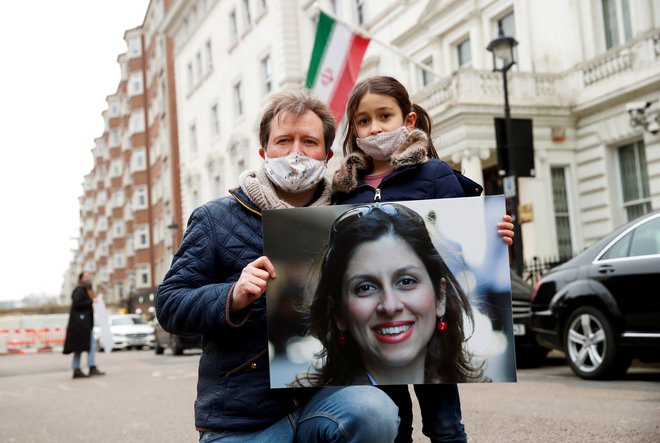 Mož in hči sta imela pet let namesto žene in matere le njeno sliko. FOTO: Andrew Boyers/Reuters