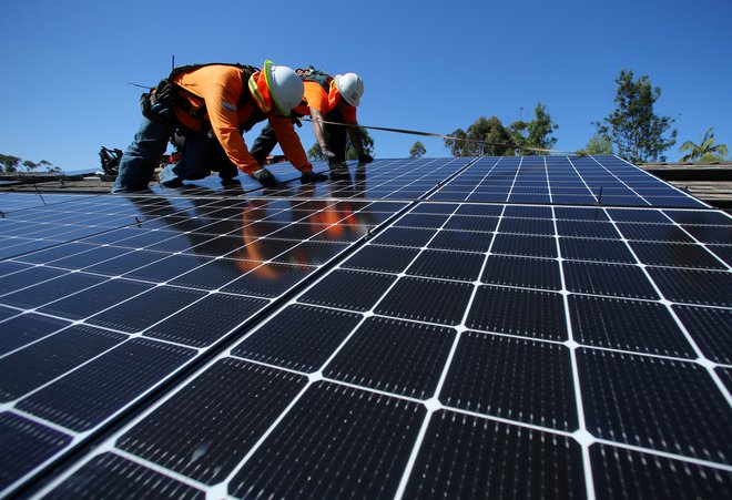 Investicija v sončno elektrarno postaja vse bolj običajna. FOTO: Mike Blake/Reuters