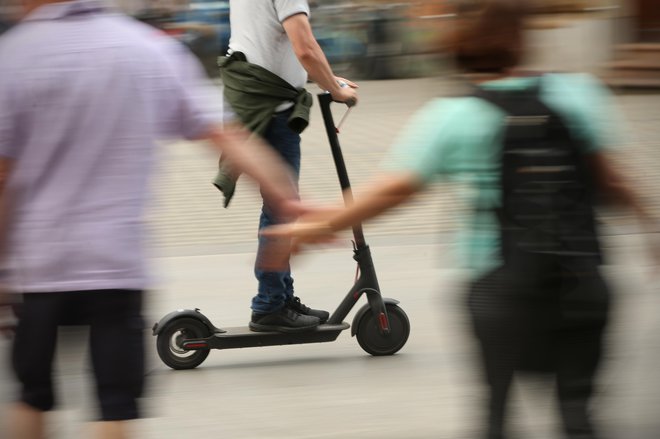 Z električnim skirojem se bodo po zakonu na javnih površinah smeli voziti starejši od 14 let, in to s hitrostjo največ 25 kilometrov na uro. FOTO: Jure Eržen