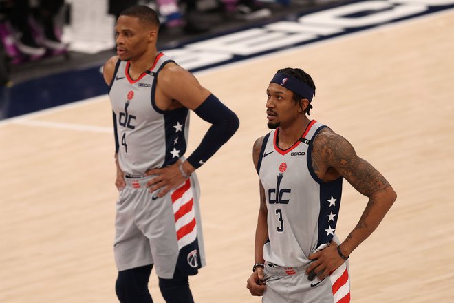 Bradley Beal (desno) se je ustavil pri 43 točkah, Russell Westbrook pa pri 35 točkah. FOTO: Patrick Smith/AFP