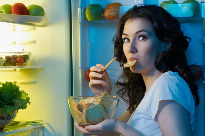 Motnje hranjenja se lahko pojavijo v različnih življenjskih obdobjih, najpogosteje pa v mladostništvu, obolevajo ženske in moški. FOTO: Shutterstock