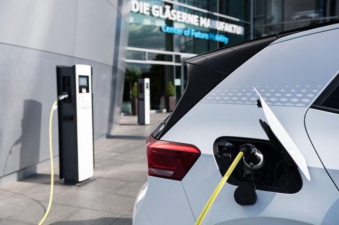 Volkswagen je razkril, da načrtuje bistveno bolj ambiciozen vstop na trg električnih avtomobilov.<br />
FOTO: Jens Schlueter/AFP