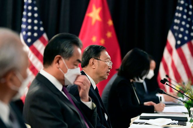 Kitajsko delegacijo na pogovorih na Aljaski vodi državni svetnik Yang Jiechi (sredina). FOTO: Frederic J. Brown/AFP