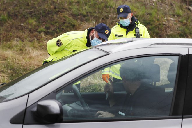 Pri zaupanju državljanov med poklici najbolj izgubljajo policisti. FOTO: Leon Vidic/Delo