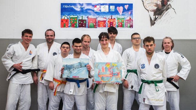 Dobrodelna prodaja otroških risb. Širšo javnost pozivajo, da se pridruži tej dobrodelni akciji in skupaj pomagamo našim judoistom inkluzivnega juda doseči cilje. FOTO: Rok Rakun/JZS