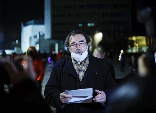 Pesnik protestira pred parlamentom. FOTO: Jože Suhadolnik/Delo