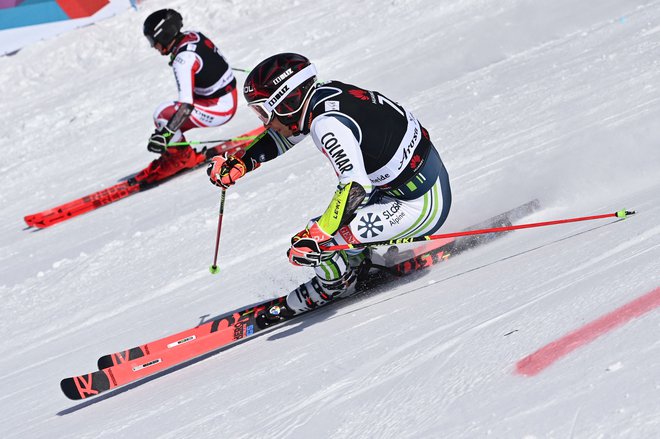 Fabio Gstrein (levo) je ugnal Žan Kranjca in Avstrijo popeljal v polfinale. FOTO: Fabrice Coffrin/AFP