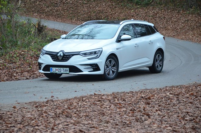 Renaultov znani model megane po prenovi vozi tudi kot priključni hibrid. Foto Gašper Boncelj