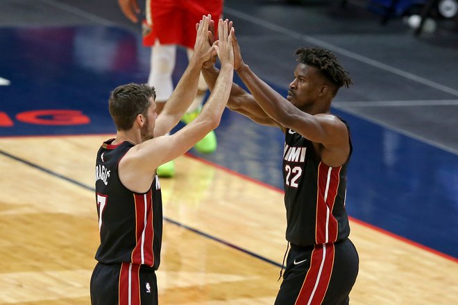 Goran Dragić in Jimmy Butler sta bila podobno učinkovita, prvi je dosegel 16 točk, drugi 17. FOTO: Chuck Cook/Usa Today Sports