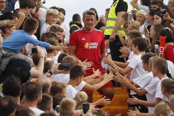 Prijazen, ustrežljiv in eden od najbolj priljubljenih nogometašev v Sloveniji, to je selektor slovenske reprezentance do 21 let Milenko Aćimović FOTO: Leon Vidic/Delo