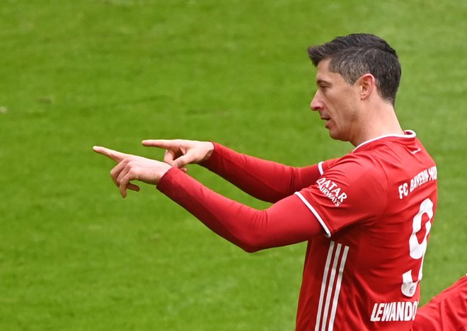 Robert Lewandowski je v prvem polčasu trikrat zadel mrežo Stuttgarta. FOTO: Matthias Balk/Reuters