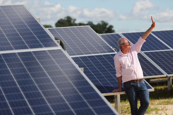 Sončne in vetrne elektrarne so na pohodu povsod, cene padajo, vprašanje je zgolj omrežje. FOTO: Amanda Perobelli/Reuters