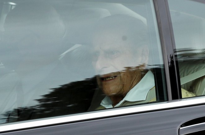 Princ Filip se je prejšnji teden iz bolnišnice vrnil na grad Windsor, kjer s kraljico in omejenim številom osebja preživlja pandemijo. Foto: Reuters