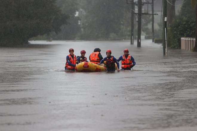 Reševanje ljudi, ki so ob poplavah ostali ujeti. FOTO: Loren Elliott/Reuters