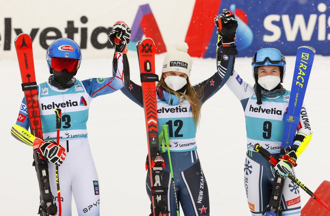 Meta Hrovat (desno) je smučala kot v svojih najboljših časih. Levo Mikaela Shiffrin, v sredini Alice Robinson. FOTO: Denis Balibouse Reuters