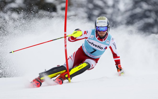 Manuel Feller se je na vrh zavihtel s šestega mesta. FOTO: Denis Balibouse/Reuters