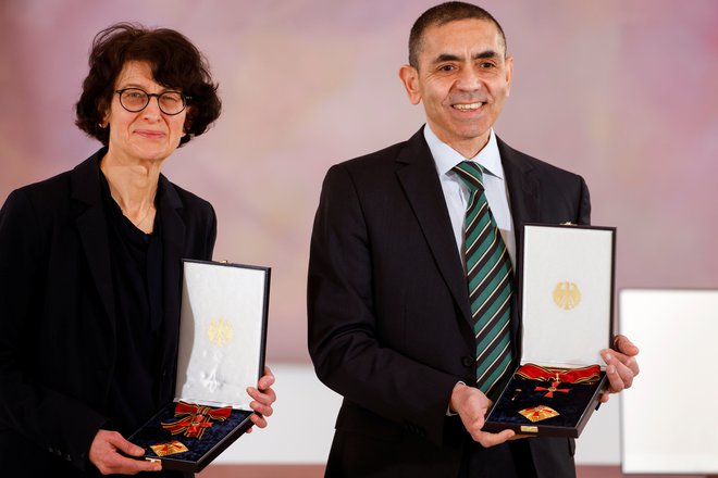 Nemška znanstvenika in ustanovitelja družbe Biontech Uğur Şahin in Özlem Türeci sta bila prejšnji teden odlikovana s posebnim redom velikega križa Zvezne republike Nemčije. Foto: Odd Andersen/Reuters