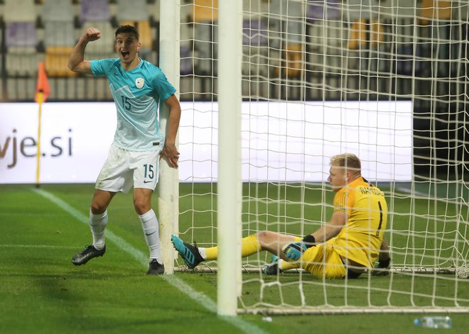 Dušan Stojinović med predlansko prijateljsko tekmo z Anglijo (2:2). FOTO: Tadej Regent