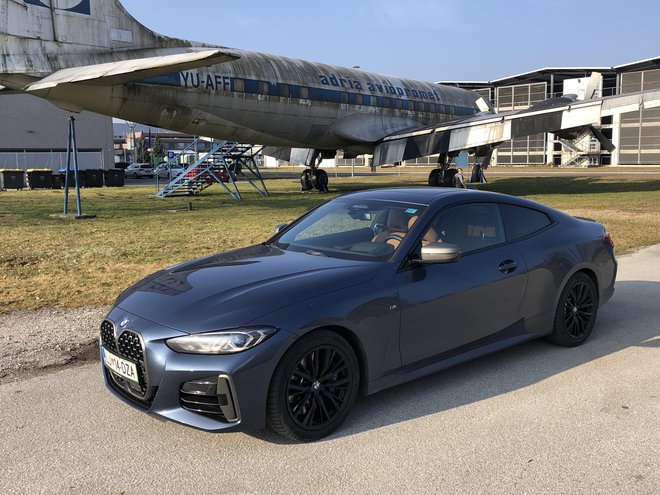 BMW M440i s svojo nizko linijo in športnim zadkom obljublja dobre vozne občutke. FOTO: Aljaž Vrabec