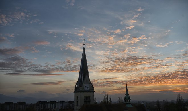 Malo čudno pa je, da so Slovenci, ki niso iz Ljubljane, razdeljeni na vse načine, enotni v nečem: ne marajo glavnega mesta in njegovih meščanov. FOTO: Blaž Samec/Delo