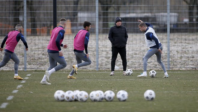 Matjaž Kek je pozorno opazoval opravljeno med posamezno vajo. FOTO: Blaž Samec/Delo