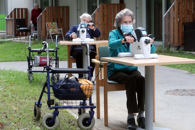 Domske socialne službe so zaradi epidemije zaznale manjše povpraševanje po namestitvi predvsem pri tistih starejših, ki so še dokaj samostojni. FOTO: Leon Vidic/Delo