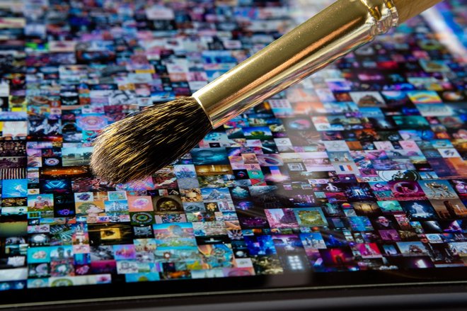 Kolaž digitalnih sličic spletnega umetnika Mika Winkelmanna je bil ta mesec prodan za 69,3 milijona dolarjev. Čar takšnih umetniških del je, da si jih lahko vsakdo v &raquo;originalu&laquo; potegne s spleta in obesi na zid. FOTO: Shutterstock