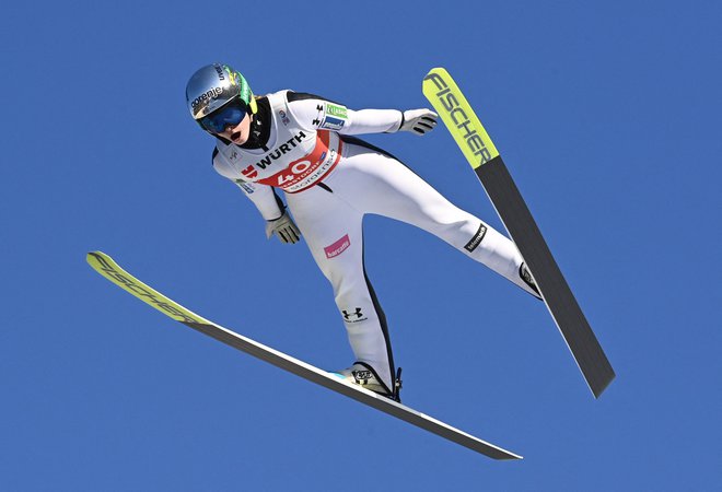 Nika Križnar lažje napada tekmice iz ozadja. FOTO: Christof Stache/AFP