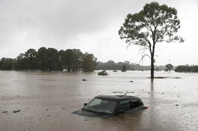 V poplavljenem predmestju Windsor je poplava odnesla številna vozila. FOTO: Loren Elliott/Reuters