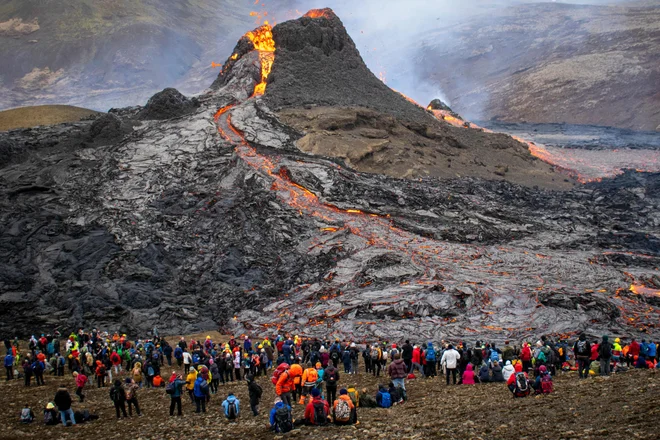 Nedeljski pohodniki so si včeraj prišli ogledat bruhajoči vulkan Fagradalsfjall, ki se nahaja približno 40 km zahodno od islandske prestolnice Reykjavik. FOTO: Jeremie Richard/Afp