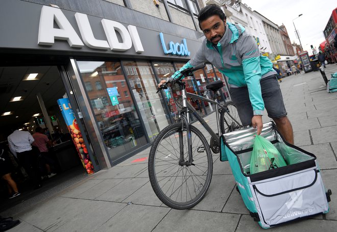 Dostavljavca hrane Deliveroo je lani kapitalsko podprl Amazon, letos pred kotacijo delnic poskuša zbrati še od 1,7 do dve milijardi evrov.<br />
Foto Toby Melville/Reuters