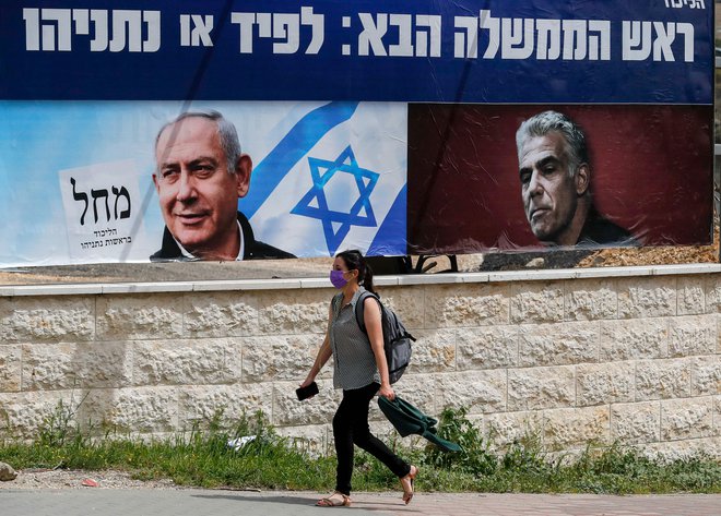 Podobi Benjamina Netanjahuja (Likud) in enega od njegovih tekmecev Jairja Lapida (Ješ Atid) v Jeruzalemu FOTO: Ahmad Gharabli/AFP