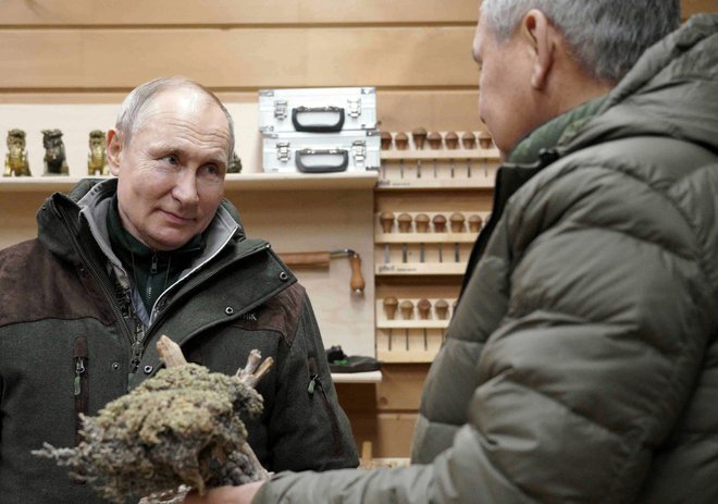 Ministru za obrambo Sergeju Šojguju je predstavil svoje lesene izdelke. FOTO: Sputnik/Reuters